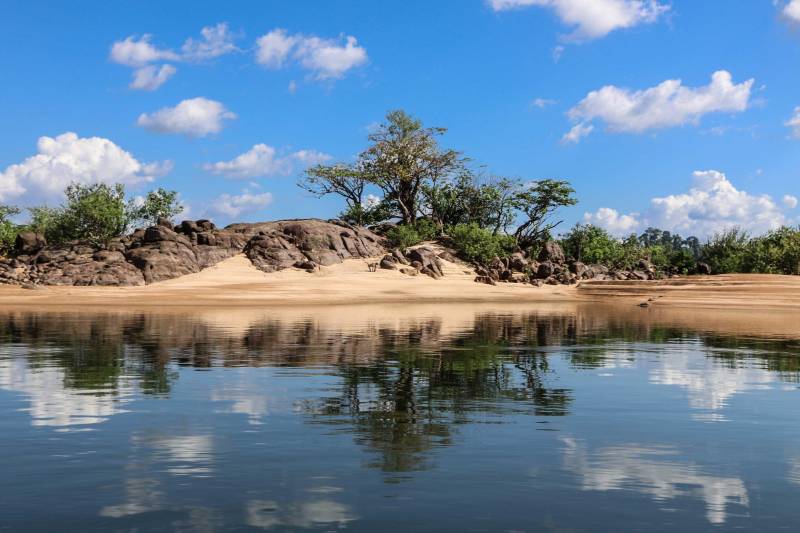 Uma viagem a trabalho para a Região do Xingu, no oeste do Pará, pode ser uma boa ocasião para conhecer belas paisagens, com trilhas, cachoeiras e cavernas guardadas entre a imensidão verde da floresta. Se for neste período do ano melhor ainda, pois a frequência de chuvas aumenta o volume de água das cachoeiras, deixando o cenário mais exuberante e ideal para um mergulho, com o devido registro para exibir aos amigos nas redes sociais. Na foto, região conhecida como Volta Grande do Xingu.
FOTO: WILSON SOARES
DATA: 21.04.2018
BRASIL NOVO - PARÁ <div class='credito_fotos'>Foto: WILSON SOARES | <a href='/midias/2018/originais/6aee37cc-4028-47e5-ae75-43e09b175087.jpg' download><i class='fa-solid fa-download'></i> Download</a></div>
