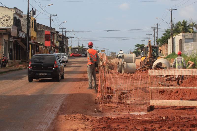 O mototaxista Anderson Silva, 40 anos, há 10 trabalha nas ruas do Bengui, Parque Verde e Tapanã. Ele comemora as obras que irão facilitar a vida de quem trafega pelas Ruas Yamada (foto) e do Tapanã. O Governo do Estado está trabalhando em várias frentes nas obras, só a Rua Yamada está sendo duplicada em uma extensão de 4,14 quilômetros
FOTO: SIDNEY OLIVEIRA / AG. PARÁ
DATA: 04.11.2018
BELÉM - PARÁ <div class='credito_fotos'>Foto: Sidney Oliveira/Ag. Pará | <a href='/midias/2018/originais/6af0b99a-e97d-43cf-ad79-a8d9d0fcb506.jpg' download><i class='fa-solid fa-download'></i> Download</a></div>