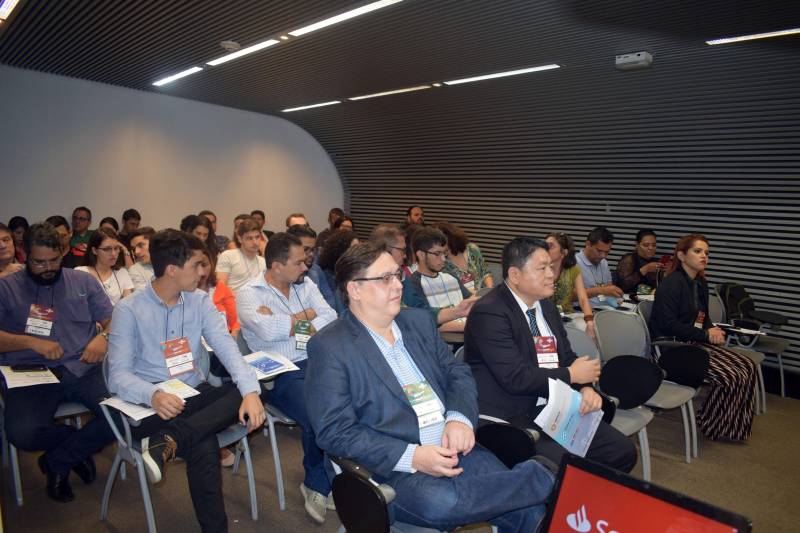 Com forte participação no comércio exterior e uma das economias mais dinâmicas do mundo, Taiwan, localizado na Ásia Oriental, figura entre os mercados de maior interesse do Pará para a geração de negócios. Com este objetivo, a Companhia de Desenvolvimento Econômico do Pará (Codec), em parceria com a Federação das Indústrias do Pará (Fiepa), por meio do Centro Internacional de Negócios (CIN), promoveu, na noite de sexta-feira, 18, o seminário “Oportunidades de Negócios e Parcerias entre Pará e Taiwan”. O evento fez parte da programação do terceiro dia da Feira do Empreendedor 2018, promovida pelo Serviço Brasileiro de Apoio às Micro e Pequenas Empresas (Sebrae PA), no Hangar, em Belém. Representantes do Taitra, Conselho para o Desenvolvimento do Comércio Exterior de Taiwan, foram os responsáveis por apresentar, a um público formado por integrantes de mais de 30 empresas paraenses, além de autoridades de municípios do Pará, as melhores oportunidades de negócios em Taiwan e detalhar a atuação do Taitra - principal organização semi-governamental de promoção comercial e de investimentos em Taiwan.
FOTO: IGOR NASCIMENTO / ASCOM CODEC
DATA: 19.05.2018
BELÉM - PARÁ <div class='credito_fotos'>Foto: IGOR NASCIMENTO / ASCOM CODEC | <a href='/midias/2018/originais/6af39f05-31dd-4894-b1ce-0a34cc0a50d7.jpg' download><i class='fa-solid fa-download'></i> Download</a></div>