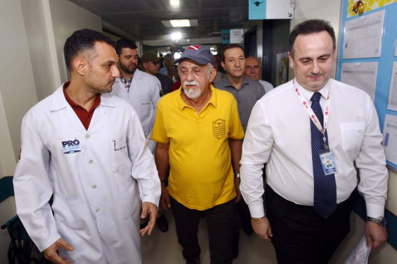 O Hospital Regional do Baixo Amazonas, em Santarém, vai se tornar o maior centro integrado de nefrologia do Norte do Brasil. Com a expansão do serviço de hemodiálise, autorizada pelo governador Simão Jatene neste sábado (10), a unidade, que já é referência nesse atendimento em todo o oeste do Pará, vai praticamente triplicar o número de máquinas e zerar a fila de pacientes na região. O investimento chega a R$ 10 milhões, em obras e equipamentos, e segue a política do governo do Estado de descentralizar a assistência de média e alta complexidade para o interior. “Vamos passar dos 200 pacientes que hoje atendemos mensalmente para 420, dobrando a capacidade de atendimento especializado. Serão cerca de 2,5 mil sessões a mais de hemodiálise por mês. Além disso, começaremos a fazer captação de rins de doadores falecidos, um novo serviço que se acopla aos transplantes que já fazemos no hospital. A ampliação, portanto, é a solução definitiva para o atendimento dessa demanda”, explicou o diretor geral do Hospital Regional de Santarém, Hebert Moreschi. Esta semana, informou, a unidade fez o 16º transplante de rim. Ao chegar ao hospital para assinar a ordem de serviço que autoriza o início das obras, Jatene viu o projeto de expansão e visitou o centro de hemodiálise, onde conheceu mais sobre o serviço e conversou com pacientes. “O ideal, é claro, seria que pudéssemos evitar, ainda na atenção básica, que pacientes diabéticos, por exemplo, se tornassem renais crônicos, mas como isso ainda não ocorre, existe esse serviço aqui para amenizar o sofrimento de quem precisa de uma máquina de hemodiálise para sobreviver”, afirmou o governador.
FOTO: THIAGO GOMES / AG PARÁ
10.03.2018
SANTARÉM - PARÁ <div class='credito_fotos'>Foto: Thiago Gomes /Ag. Pará | <a href='/midias/2018/originais/6affdbcc-2eef-4a15-b27f-6db9f193eb74.jpg' download><i class='fa-solid fa-download'></i> Download</a></div>