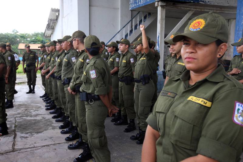 “A sociedade está prestes a receber novos policiais, profissionais prontos e treinados para defender o cidadão. Mesmo ainda não tendo encerrado o curso, já me sinto um PM. A instituição pode ter certeza que estarei sempre de pronto-emprego para atender no que ela precisar de mim”. A fala do aluno do Centro de Formação, dita nesta segunda-feira (7) durante uma aula do Curso de Formação e Aperfeiçoamento de Praças (CFAP) da Polícia Militar do Pará, demonstra o sentimento dos cerca de 2 mil homens e mulheres que estão próximos de encerrar o curso e iniciar seus trabalhos nas ruas. Em Belém, na sede do CFAP, estão em fase de conclusão da formação, cerca de 500 alunos (foto), entre homens e mulheres. Já no interior do Estado, outros 1. 500 passam pelo curso que também acontece nos municípios Conceição do Araguaia, Itaituba, Santarém, Marabá, Parauapebas, Castanhal, Santa Izabel do Pará, Tucuruí, Paragominas, Capanema, Bragança, Altamira, Barcarena, Soure e Breves. A previsão é que no início de agosto deste ano, todos já estejam efetivamente nas ruas. Aprovados no último concurso público da instituição, os futuros policiais estão desde outubro de 2017 participando de um novo modelo formação. De acordo com o major Arthur Silva, sub-comandante do CFAP, a mudança na grade do curso quase dobrou o número de horas aula.
FOTO: RODOLFO OLIVEIRA / AG. PARÁ
DATA: 08.05.2018
BELÉM - PARÁ <div class='credito_fotos'>Foto: Rodolfo Oliveira/Ag. Pará | <a href='/midias/2018/originais/6b057086-0d2b-4d4d-8089-5f066a18744c.jpg' download><i class='fa-solid fa-download'></i> Download</a></div>