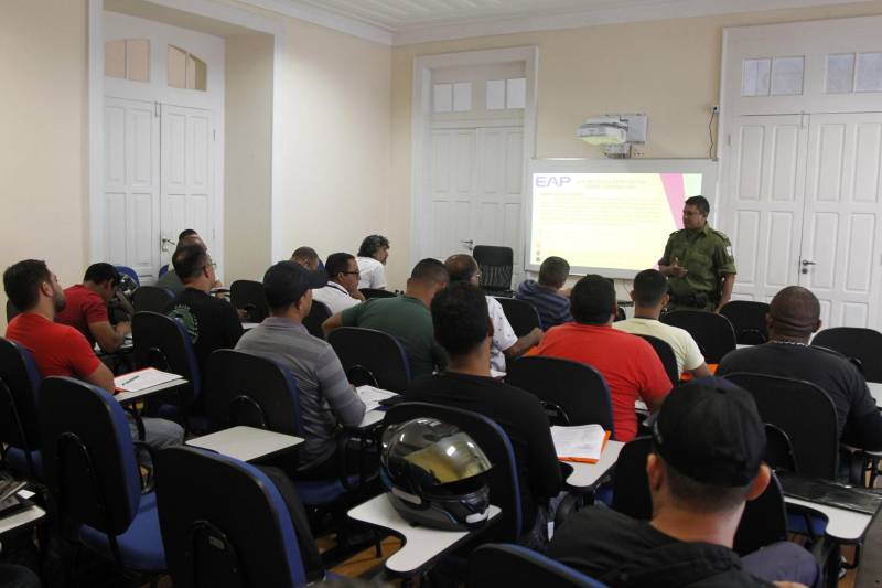 A Superintendência do Sistema Penitenciário do Estado (Susipe), através da Escola de Administração Penitenciária (EAP), investe na qualificação dos servidores penitenciários de Belém e do interior do Estado. Nesta semana, a EAP iniciou o curso de Rotinas Operacionais em Ambiente Carcerário voltado para os coordenadores e chefes de segurança que atuam nas unidades penais do Estado. O instrutor do curso, o capitão da PM, Eliedson de Queiroz (foto), avalia que a capacitação é importante para atualizar os servidores sobre as práticas de segurança, tanto dentro do ambiente carcerário, quanto fora, aplicando técnicas para procedimentos de autodefesa.

FOTO: AKIRA ONUMA / ASCOM SUSIPE
DATA: 23.05.2018
BELÉM - PARÁ <div class='credito_fotos'>Foto: Akira Onuma / Ascom Susipe   |   <a href='/midias/2018/originais/6b0b2a81-fb11-469c-be67-811ebb45327e.jpg' download><i class='fa-solid fa-download'></i> Download</a></div>