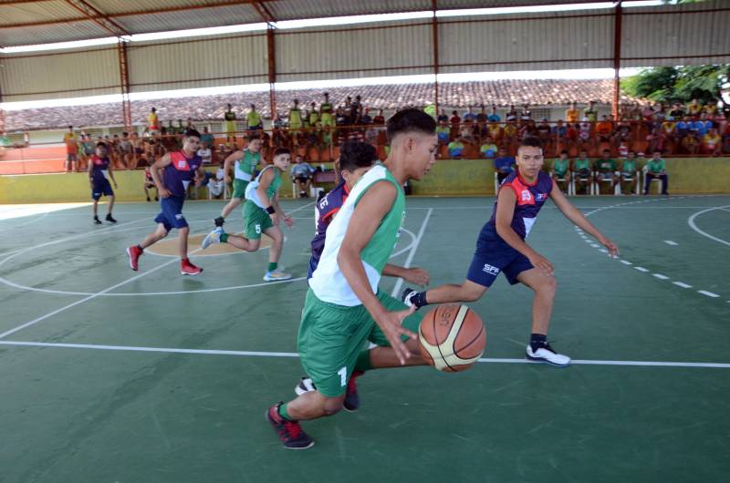No momento em que os Jogos Estudantis Paraenses (Jeps) atingem a marca histórica de 60 anos, o município de Mocajuba (foto), na Região do Baixo-Tocantins, está em festa ao sediar, desde a quarta-feira, 16, as competições regionais do evento estudantil.
FOTO: ELISEU DIAS / ASCOM SEDUC
DATA: 17.05.2018
MOCAJUBA - PARÁ <div class='credito_fotos'>Foto: Eliseu Dias / Ascom Seduc | <a href='/midias/2018/originais/6b0d5bf3-4ebd-4b1f-bedb-d0980fc27dbd.jpg' download><i class='fa-solid fa-download'></i> Download</a></div>