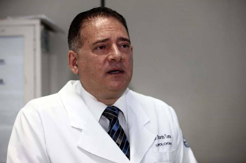 O especialista Ricardo Tuma (foto), chefe do Serviço de Urologia do Ophir Loyola alerta que em fase inicial da doença, muitos pacientes não apresentam sintomas e quando apresentam são confundidos com o crescimento benigno da próstata. “A maioria desses tumores cresce de forma lenta, um centímetro a cada 15 anos, sem ameaças à saúde, então é essencial passar por consultas periódicas com o especialista”, afirmou.

FOTO: ASCOM HOL
DATA: 27.11.2018
BELÉM - PARÁ <div class='credito_fotos'>Foto: ASCOM HOL   |   <a href='/midias/2018/originais/6b0e865e-0d0a-4a47-8dbf-50e5e9e0db5b.jpg' download><i class='fa-solid fa-download'></i> Download</a></div>
