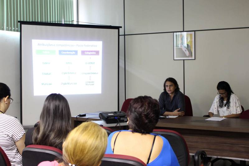 Debater caminhos e novas perspectivas da política estadual de gerenciamento costeiro no Pará foi o objetivo da mais recente programação da “Quinta da Educação Ambiental”, realizada pela Diretoria de Ordenamento, Educação e Descentralização da Gestão Ambiental da Secretaria de Estado de Meio Ambiente e Sustentabilidade (Semas) no Parque Estadual do Utinga. Durante a discussão, os técnicos da Semas, Beatriz Vilar e Clézio Fonseca, mostraram que a política é necessária para o esclarecimento das ações que serão implantadas nos territórios costeiros do Estado do Pará.
FOTO: ASCOM SEMAS
DATA: 06.04.2018
BELÉM - PARÁ <div class='credito_fotos'>Foto: ASCOM SEMAS | <a href='/midias/2018/originais/6b1110f1-42a0-48d4-b97f-5c285c444eca.jpg' download><i class='fa-solid fa-download'></i> Download</a></div>