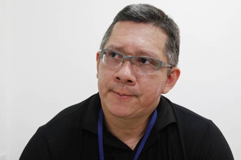 A Superintendência do Sistema Penitenciário do Pará (Susipe), em parceria com a Polícia Militar, realiza desde quarta-feira (7) a Operação Sentinela do Norte, nos complexos penitenciários de Marituba e Santa Izabel do Pará, na Região Metropolitana de Belém. O objetivo das revistas estruturais nas unidades prisionais é apreender objetos ilícitos e frustrar possíveis planos de fuga, encontrando escavações nas celas. A ação faz parte da Operação Carnaval 2018, coordenada pela Secretaria de Estado Segurança Pública e Defesa Social (Segup). As revistas começaram na última quinta-feira (1º) no Complexo Penitenciário de Marituba. No Presídio Estadual Metropolitano I (PEM I) cerca de 30 policiais militares entraram na casa penal para uma revista minuciosa em todos os blocos carcerários. O diretor da unidade prisional, tenente-coronel Emerson Barbosa, informou que a operação é fundamental para manter a tranquilidade nas unidades prisionais. Na foto, o diretor da unidade prisional, tenente-coronel Emerson Barbosa.
FOTO: AKIRA ONUMA / ASCOM SUSIPE
DATA: 08.02.2018
BELÉM - PARÁ <div class='credito_fotos'>Foto: Akira Onuma / Ascom Susipe | <a href='/midias/2018/originais/6b115ebf-2ff1-4d3e-8074-1b229121b18e.jpg' download><i class='fa-solid fa-download'></i> Download</a></div>