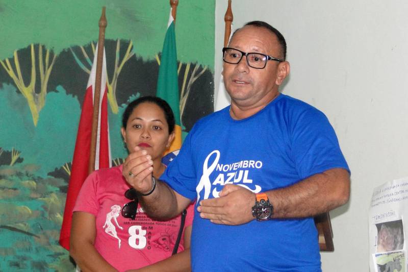 Conscientizar a população para adoção de medidas que contribuam para a prevenção e controle da raiva foi o objetivo da ação educativa realizada pela Agência de Defesa Agropecuária do Estado do Pará (Adepará) nos municípios de Melgaço, Portel e Breves, localizados no Arquipélago do Marajó. A ação, que ocorreu no período de 4 a 8 de junho, foi voltada para estudantes, produtores, agentes comunitários de saúde e a comunidade em geral. Na foto, o agente comunitário de saúde José Barreiros.
FOTO: ASCOM ADEPARÁ
DATA: 08.05.2018
MELGAÇO - PARÁ <div class='credito_fotos'>Foto: ASCOM ADEPARÁ | <a href='/midias/2018/originais/6b11d63f-66bc-494e-99a7-7c4f91a16001.jpg' download><i class='fa-solid fa-download'></i> Download</a></div>