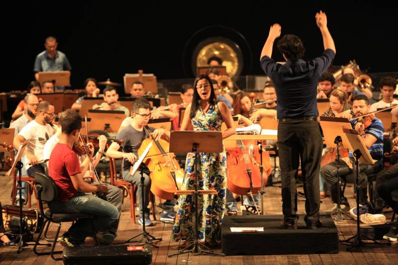 A melhor orquestra sinfônica do Brasil em 2017, eleita por revista especializada, fará uma apresentação especial ao ar livre, nesta sexta-feira, 16, para marcar a reabertura do Parque Estadual do Utinga, numa integração entre música e natureza, assim como propôs o compositor e maestro Heitor Villa-Lobos em “Floresta do Amazonas”. O regente da Orquestra Sinfônica do Teatro da Paz, Miguel Campos Neto, é um dos mais ansiosos pelo evento. Na foto, a soprano Kézia Andrade e Miguel Campos.
FOTO: MÁCIO FERREIRA / AG. PARÁ
DATA: 16.03.2018
BELÉM - PARÁ <div class='credito_fotos'>Foto: MÁCIO FERREIRA/ AG. PARÁ | <a href='/midias/2018/originais/6b178061-4437-4ce2-85e1-d9efd25ecda7.jpg' download><i class='fa-solid fa-download'></i> Download</a></div>