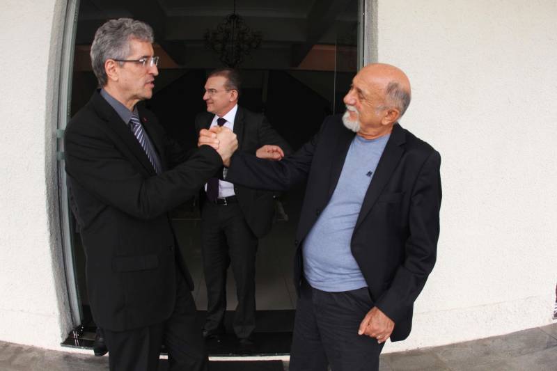 O governador Simão Jatene recebeu, na tarde desta terça-feira (6), o corregedor nacional do Ministério Público, Orlando Rochadel Moreira. O encontro ocorreu no Palácio do Governo, em Belém, e faz parte da agenda de visitas institucionais da semana de correição-geral realizada pela Corregedoria Nacional do MP no Pará. Durante o encontro, o governador falou sobre as peculiaridades do Estado, que possui dimensões continentais. Ele também ressaltou a importância da aproximação com a população e da adoção de valores fundamentais para a transformação da sociedade, como a ética. A opinião também foi compartilhada pelo corregedor, que destacou ainda a importância das instituições para o Ministério Público e, principalmente, para a população que mais precisa. “Prezamos o respeito entre as instituições e queremos cada vez mais nos aproximar do MP brasileiro e estabelecer parcerias, assim como da população. Essa situação é fundamental para a melhoria dos serviços prestados a todos. Temos que fazer parte da solução e não dos problemas”, destacou o corregedor nacional.
FOTO: CRISTINO MARTINS / AG PARÁ
DATA: 06.03.2018
BELÉM - PARÁ <div class='credito_fotos'>Foto: Cristino Martins/Ag. Pará | <a href='/midias/2018/originais/6b259c03-ac4a-417c-9192-70aeaa42f917.jpg' download><i class='fa-solid fa-download'></i> Download</a></div>