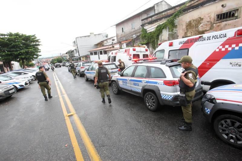 Durante todo o dia a Polícia Militar do Pará tem aumentado o número de operações que realiza em Belém e região metropolitana. Nesta quinta-feira (3), o 2º Batalhão da PM percorreu os bairros de Canudos, Terra Firme, Cidade Velha, Jurunas e Sacramenta realizando diversas operações, entre elas a “Polícia no Meu Bairro”, que previne a criminalidade no centro comercial de Belém e nos grandes corredores da capital, e a “Saturação”, que visa reprimir os crimes de tráfico de drogas, roubo e furto. Mais de 20 policiais trabalham para percorrer trechos onde a mancha criminal é alta nessas localidades, objetivando, principalmente, inibir os crimes. “Depois da ordem do Governador do Estado em trazer policiais da atividade meio para a atividade fim, ou seja, diminuir o número de PMs na atividade administrativa, aumentamos o nosso contingente, dando mais ostensividade ao trabalho. Hoje estamos nas ruas com 20 viaturas, o dobro do que tínhamos antes, tudo para diminuir os índices de violência e dar mais segurança ao cidadão”, explicou o tenente coronel Luiz Otávio Raiol, comandante do 2º Batalhão de Polícia Militar.
FOTO: MARCELO LELIS / AG. PARÁ
DATA: 03.05.2018
BELÉM - PARÁ <div class='credito_fotos'>Foto: Marcelo Lelis / Ag. Pará | <a href='/midias/2018/originais/6b25ec75-2120-4f30-ba76-dfcc05adeeb8.jpg' download><i class='fa-solid fa-download'></i> Download</a></div>