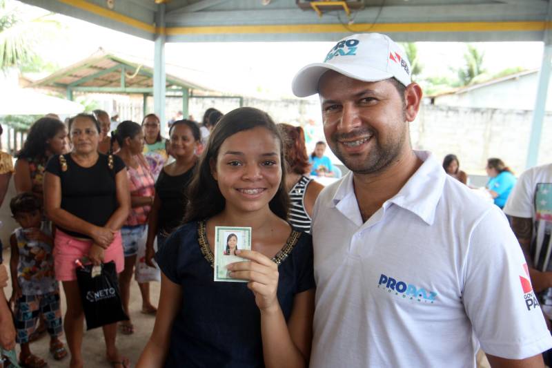 Aos 22 anos, Cláudio Cardoso está desempregado e procura um trabalho para sustentar o filho. Neste domingo (11) ele aproveitou a presença da Caravana Pro Paz no município de Barcarena, distante 15 quilômetros da capital, para retirar seus documentos e até aproveitou para cortar os cabelos. Na segunda-feira (12) pretende sair em busca de um emprego. Ele é um dos mil beneficiados pelos atendimentos feitos na cidade pela Caravana Pro Paz, uma ação do Governo do Pará, que busca garantir o acesso da população mais carente a serviços de atenção às necessidades básicas do cidadão, como atendimentos médicos, exames, vacinação, entre outros, com ações de mobilização em diversas regiões e municípios, a fim de fortalecer a cidadania paraense. “Os documentos e aparências são muito importantes para conseguir um trabalho, por isso estou aproveitando para fazer tudo para na segunda-feira continuar procurando emprego”, comentou Claudio. Ele está separado e quer encontrar um trabalho para sustentar o filho. A Caravana Pro Paz está iniciando os trabalhos em 2018 por Barcarena, nas comunidades de Vila Nova, Bom futuro e Burajuba afetadas pelo transbordamento de rejeitos da Hydro Alunorte, no início deste mês. Os serviços de retirada de documentos (Certidão de Nascimento, RG, Registro Social, ID Jovem), atendimento médico (pediatria, ginecologia e clínica geral), consulta jurídica, exames vacinas e cortes de cabelo foram ofertados em parceria com a Prefeitura do município. Na foto, o coordenador da Caravana, Delckson Oliveira.
FOTO: IGOR BRANDÃO / AG PARÁ
11.03.2018
BARCARENA - PARÁ <div class='credito_fotos'>Foto: IGOR BRANDÃO / AG. PARÁ | <a href='/midias/2018/originais/6b286017-fb31-4313-80dd-4717b485e5b8.jpg' download><i class='fa-solid fa-download'></i> Download</a></div>