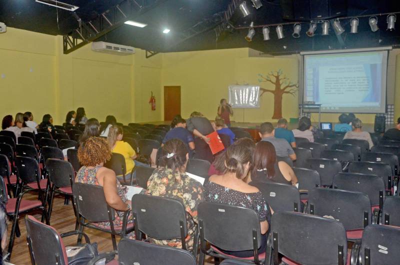 Técnicos e professores que trabalham com educação especial na rede estadual de ensino participam, até sexta-feira (27), na Escola de Educação Tecnológica Professor Anísio Teixeira, do Seminário paraense de multiplicadores para a educação especial na perspectiva da inclusão. Promovido pela Coordenadoria de Educação Especial e Centro de Formação de Professores da Educação Básica da Secretaria de Estado de Educação (Seduc), o evento reúne cerca de 100 profissionais, representantes de 22 Unidades Regionais de Ensino (UREs).
FOTO: RAI PONTES / ASCOM SEDUC
DATA: 26.04.2018
BELÉM - PARÁ <div class='credito_fotos'>Foto: Rai Pontes/Ascom Seduc | <a href='/midias/2018/originais/6b2c60d5-f0f6-445b-bf37-8f3c4c2ec6f9.jpg' download><i class='fa-solid fa-download'></i> Download</a></div>