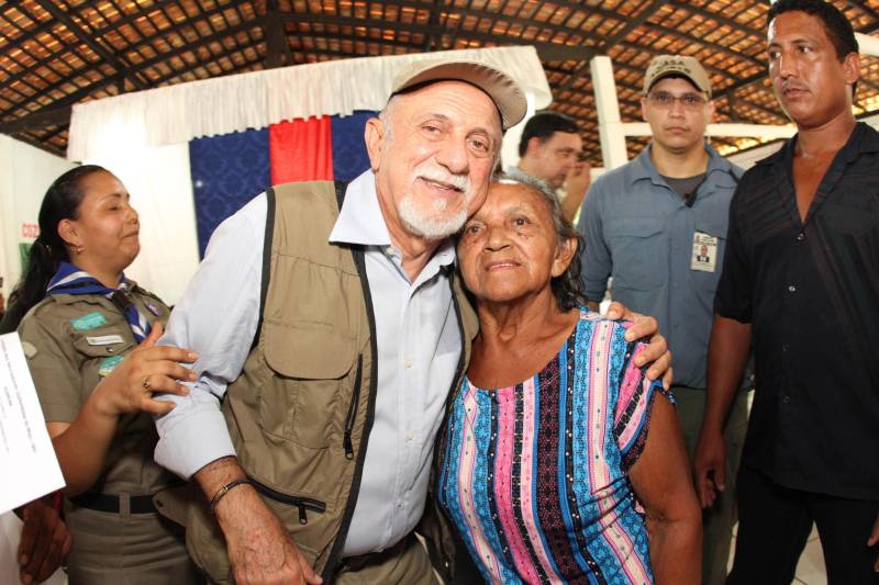 Cento e dezoito famílias da comunidade quilombola do Caeté, no município de Abaetetuba, no nordeste do Estado, foram beneficiadas com um título coletivo de terra. Com o documento, o Governo do Estado, por meio do Instituto de Terras do Pará (Iterpa), reconhece o direito de uma população que há décadas ocupa e trabalha na área. A cerimônia de entrega ocorreu na manhã deste sábado (24), no Centro Comunitário, e contou com a participação do governador Simão Jatene. A área titulada corresponde a cerca de 1.400 hectares. Agora, devidamente respaldadas, as famílias poderão ter acesso a empréstimos, políticas públicas, entre outros benefícios que possibilitam o desenvolvimento da sua produção e a continuidade de suas tradições. “Com o documento de terra a comunidade passa a ter segurança jurídica e acesso a créditos, financiamentos e outros benefícios que antes não lhes era permitido. Além disso, agora eles poderão produzir com mais segurança, mantendo a terra entre as futuras gerações”, afirmou o governador Simão Jatene.
FOTO: CRISTINO MARTINS / AG. PARÁ
DATA: 24.03.2018
ABAETETUBA - PARÁ
<div class='credito_fotos'>Foto: Cristino Martins/Ag. Pará | <a href='/midias/2018/originais/6b2eeb3d-ec4b-483a-a760-5b20267915b3.jpg' download><i class='fa-solid fa-download'></i> Download</a></div>