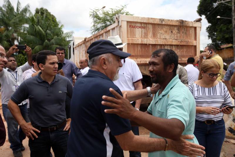 O Governador do Pará, Simão Jatene, esteve durante esta sexta-feira (13) no município de Paragominas. Além de visitar as áreas afetadas pela enxurrada que ocorreu na madrugada da quinta-feira (12), ele conversou com moradores atingidos, reuniu com autoridades municipais, secretários de estado, com o Corpo de Bombeiros e a Defesa Civil para traçar as metas e ações a serem cumpridas para restabelecer a normalidade na cidade. A forte enxurrada, que durou toda a madrugada, alagou cerca de 40% da cidade e atingiu 350 famílias. Até o momento, 13 locais foram adequados para funcionar como abrigo, entre escolas, associações, ginásios, entre outros, para receber desabrigados e desalojados.

FOTO: SIDNEY OLIVEIRA / AG. PARÁ
DATA: 13.04.2018
PARAGOMINAS - PARÁ <div class='credito_fotos'>Foto: Sidney Oliveira/Ag. Pará   |   <a href='/midias/2018/originais/6b2fbf11-de76-4ab3-9433-4e3ebfa3fa5b.jpg' download><i class='fa-solid fa-download'></i> Download</a></div>