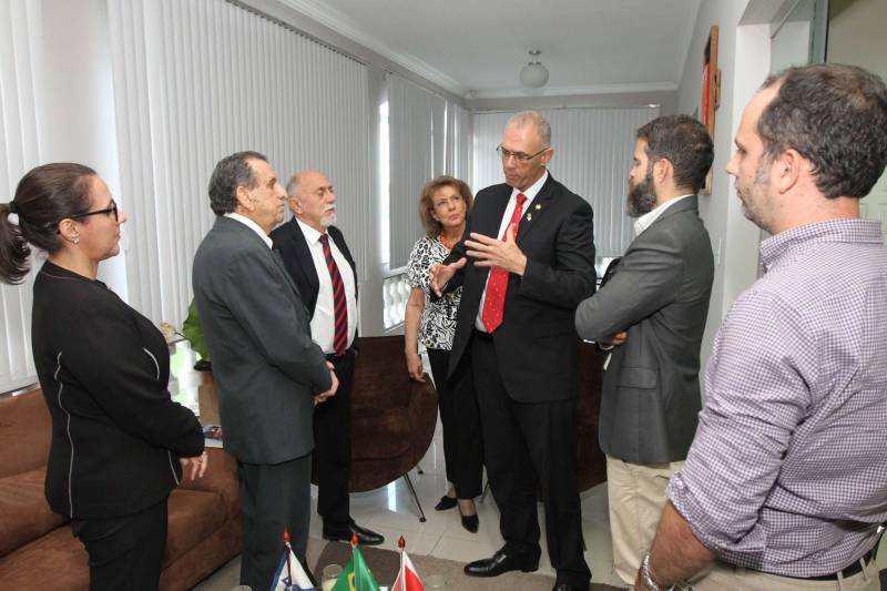 Segurança, tecnologia, educação e recursos hídricos foram alguns dos temas em pauta durante encontro entre o governador Simão Jatene e o embaixador de Israel no Brasil, Yossi Shelley, na tarde desta quarta-feira (13), no Palácio do Governo, em Belém. A reunião também contou presença do presidente do Centro Israelita do Pará, Marcos Soares e dos representantes da comunidade israelita, Ana Bentes Bloch e Elias Ramiro Bentes. Com a visita, o País do oriente médio busca estreitar as relações com o Estado e iniciar a construção de parcerias e cooperações em setores estratégicos como ciência, tecnologia e conhecimento. Entre os temas debatidos está a questão da segurança. Israel possui, por exemplo, uma grande expertise em tecnologias utilizadas na área. “Temos um grande conhecimento no que diz respeito à tecnologia para a segurança. Apresentamos algumas utilizadas em nosso País, como softwares de monitoramento, rastreamento, entre outros, que podem ser interessantes para o governo do Pará”, afirmou o embaixador Yossi Shelley. As possibilidades de contribuição também incluem intercâmbios e capacitação profissional na área.

FOTO: CRISTINO MARTINS / AG. PARÁ
DATA: 13.06.2018
BELÉM - PARÁ <div class='credito_fotos'>Foto: Cristino Martins/Ag. Pará   |   <a href='/midias/2018/originais/6b3c63e1-da97-4bf4-bf20-7e563ab0afc2.jpg' download><i class='fa-solid fa-download'></i> Download</a></div>