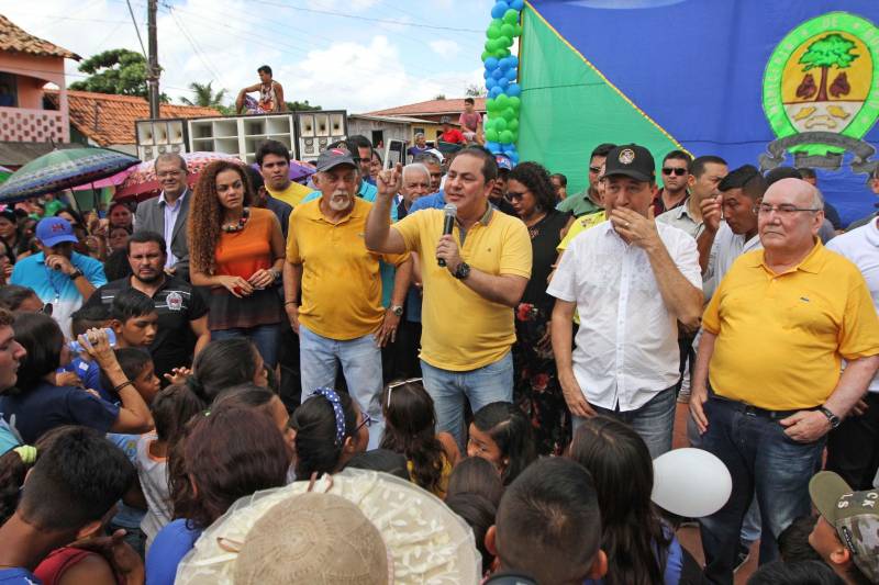 "Agora a população terá um lugar mais organizado, com mais higiene para comprar seu pescado e a sua carne. E pra gente que possui restaurante é melhor ainda, pois além da facilidade de adquirir os alimentos, o mercado também atrai clientes", comemorou Jaqueline Cardoso, 20 anos, que possui um ponto de venda de comidas em frente ao Mercado Municipal José Noronha Monteiro, no distrito de Boa Vista, em Quatipuru, no nordeste paraense. O espaço foi entregue oficialmente à população nesta segunda-feira (19), assim como as obras de pavimentação asfáltica da PA-446 e de cinco pontes em concreto ao longo da rodovia. A cerimônia contou com a presença do governador Simão Jatene, parlamentares, prefeitos da região entre outras autoridades locais. "Essas são importantes obras que vão beneficiar não só a população de Quatipuru, mas de toda a região. E faço questão de ressaltar que em todas elas existe o dinheiro dos impostos que todos nós paraenses pagamos. Esse é o retorno que fazemos questão de dar à população. Nós gestores somos apenas instrumentos desse grande desenvolvimento, quem financia é o povo", afirmou o governador Simão Jatene.
FOTO: CRISTINO MARTINS / AG. PARÁ
DATA: 19.03.2018
QUATIPURU - PARÁ <div class='credito_fotos'>Foto: Cristino Martins/Ag. Pará | <a href='/midias/2018/originais/6b5743ef-70fd-4904-a218-d3c74b3c8442.jpg' download><i class='fa-solid fa-download'></i> Download</a></div>