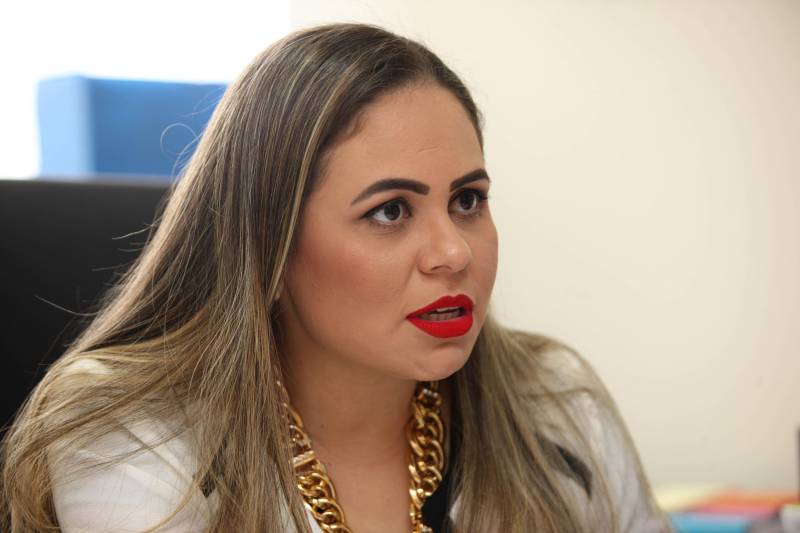A Delegacia de Polícia de Repressão a Crimes Tecnológicos (DPRCT) informa que não existe o crime de fake news catalogado no código penal. Mas é analisado o tipo de prejuízo gerado pela mensagem ou postagem falsa à vítima, para definir a tipificação do crime. Dependendo do contexto, a proliferação de fake news pode representar alguns delitos previstos no código penal. “Se você cria uma notícia falsa, imputando uma conduta criminosa a um terceiro, sabendo que esse fato é falso, está configurado um crime de calúnia. São diversas facetas que podem se configurar. Existem aqueles fatos criados simplesmente para ganhar ‘likes’, para buscar visualizações. Então, a intenção da pessoa por trás da fake news é que vai determinar qual tipo da conduta praticada, e qual o tipo de crime está incorrendo”, informa a delegada Karina Campelo (foto), da DPRCT.

FOTO: SIDNEY OLIVEIRA / AG. PARÁ
DATA: 09.05.2018
BELÉM - PARÁ <div class='credito_fotos'>Foto: Sidney Oliveira/Ag. Pará   |   <a href='/midias/2018/originais/6b623109-a533-4569-9fa0-54498354654e.jpg' download><i class='fa-solid fa-download'></i> Download</a></div>