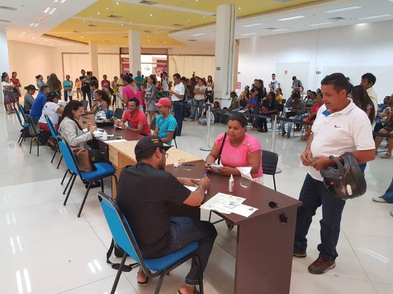Diante da grande procura por emissão de carteira de identidade na Estação Cidadania Marabá, no sudeste paraense, a fila de espera para tirar o Registro Geral (RG) já previa atendimento até 2019. Para reduzir esse tempo de espera, a Polícia Civil do Pará começou nesta sexta-feira (23) a “Operação Polícia Cidadã”, no segundo piso do Shopping Center da sede municipal. O mutirão, que conta com 11 servidores da Secretaria de Estado de Segurança Pública e Defesa Social (Segup), prevê a emissão de 300 documentos por dia.
FOTO: KÉLIA SANTOS / ASCOM CRGSP
DATA: 23.03.2018
MARABÁ - PARÁ <div class='credito_fotos'>Foto: KÉLIA SANTOS / ASCOM CRGSP | <a href='/midias/2018/originais/6b66385f-b2c2-4bd0-aadc-60ccb06eeb01.jpg' download><i class='fa-solid fa-download'></i> Download</a></div>
