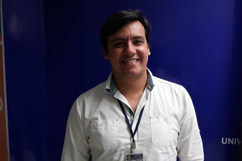 "Esta é uma oportunidade muito importante em assimilar dicas e reforçar o que estamos aprendendo em sala de aula com a equipe de professores", disse o estudante Roni Viana, de 16 anos, aspirante a uma vaga do curso de Educação Física e aluno do 3º ano do Ensino Médio da Escola Estadual Onésima Pereira de Barros, que vai prestar pela primeira vez o Exame Nacional do Ensino Médio (Enem). Assim como Roni, muitos estudantes - ao todo 738 inscritos - deixaram seus afazeres neste sábado (18) e foram até o auditório do Campus Tapajós da Universidade Federal do Oeste do Pará (UFOPA) participar e se preparar ainda mais, por meio dos aulões do Pro Paz Enem, projeto idealizado pelo Governo do Estado do Pará, através da Fundação Pro Paz, e que conta com o apoio do Centro de Governo do Baixo Amazonas. As aulas do Pro Paz Enem são preparadas de acordo com os assuntos exigidos pelo Exame, segundo as áreas de referência, classificadas pelo MEC como Matrizes de Referência: Ciências Humanas e suas Tecnologias; Ciências da Natureza e suas Tecnologias (Física, Química e Biologia); Matemática e suas Tecnologias e Linguagens, Códigos e suas Tecnologias. Na foto, o coordenador pedagógico do Pro Paz Enem, Anderson Costa, que também leciona a disciplina de História.
FOTO: SAMUEL ALVARENGA / SECOM
DATA: 19.05.2018
SANTARÉM - PARÁ <div class='credito_fotos'>Foto: Samuel Alvarenga / Secom | <a href='/midias/2018/originais/6b6b44ff-a8fe-4723-986a-514753d6b7cb.jpg' download><i class='fa-solid fa-download'></i> Download</a></div>
