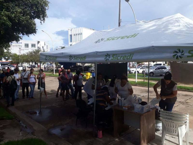 Centenas de pessoas, entre colaboradores, usuários, acompanhantes e a comunidade foram beneficiadas com a ação de educação em saúde (foto), promovida pela equipe multiprofissional do Hospital Regional Público do Leste (HRPL), em Paragominas, nesta sexta-feira, 6, em comemoração alusiva ao Dia Mundial da Saúde, festejado neste sábado, 7. A ação foi realizada no hospital e no centro de Paragominas. A equipe multiprofissional do hospital, que presta assistência de média e alta complexidade para 23 municípios do nordeste paraense, aderiu à campanha da Organização Mundial de saúde (OMS) com a realização de programação interna e externa, de 10h às 19h, com palestras, orientações, atividades laborais, distribuição de material educativo sobre prevenção em saúde e oferta de serviços aos colaboradores, usuários, acompanhantes e à população em geral.
FOTO: ASCOM / HRPL
DATA: 07.04.2018
PARAGOMINAS - PARÁ <div class='credito_fotos'>Foto: ASCOM HRPL | <a href='/midias/2018/originais/6b6f5b55-2045-4f3a-91b5-26bad5a446ba.jpg' download><i class='fa-solid fa-download'></i> Download</a></div>