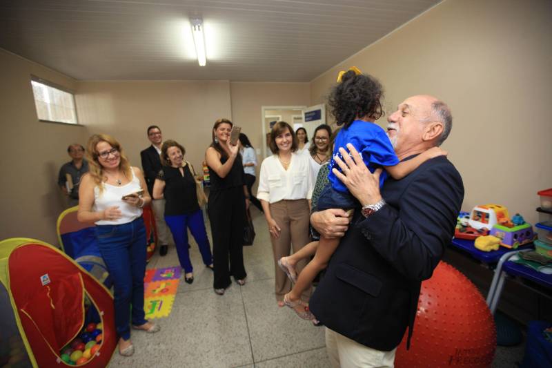 "Hoje vim para uma agenda de inauguração, mas vivi uma experiência de amor, que emana em cada ação dos alunos, professores, direção e de cada um que faz parte desta escola que se torna tão especial porque tem alma". A declaração foi feita pelo governador Simão Jatene (foto), nesta terça, 27, durante a inauguração da obra de reforma e ampliação da Escola Álvares de Azevedo, localizada no Bairro de Batista Campos, em Belém. O governador transformou a inauguração em uma grande confraternização. Passou a tarde na Escola e fez questão de cantar e dançar com os alunos, que expressaram muita gratidão pela obra. Atendendo atualmente 436 alunos, a “Álvares de Azevedo” é uma Unidade Especializada dedicada à educação de estudantes com deficiência visual, e que trabalha nos eixos da educação e da habilitação.
FOTO: MÁCIO FERREIRA / AG. PARÁ
DATA: 27.03.2018
BELÉM - PARÁ <div class='credito_fotos'>Foto: MÁCIO FERREIRA/ AG. PARÁ | <a href='/midias/2018/originais/6b718fdd-260d-47c9-b33d-b77f87503370.jpg' download><i class='fa-solid fa-download'></i> Download</a></div>