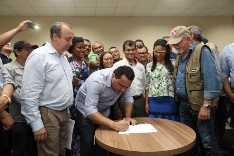 O Governador do Estado, Simão Jatene, também entregou para a região mais de 90 viaturas (foto) , 65 caminhonetes e 27 carros utilitários (pálios weekend), com destaque para duas da patrulha rural e uma para ronda escolar específica para Marabá. O Secretário de Estado de Segurança Pública, Luiz Fernandes, ressaltou que os veículos vão substituir a frota nas regiões sul e sudeste. “Surgiu uma demanda do policiamento rural, e já uma semana depois, por determinação do governador, já trouxemos as viaturas e já temos o policiamento disponível para fazer esse patrulhamento, que vai iniciar na região sudeste, mas se estenderá para a região sul e nordeste do estado. Hoje estamos substituindo toda a frota de veículos da região sul e sudeste, além disso o governador determinou onde tiver policiamento vai ter uma viatura, e já foi apresentado para a região os novos policiais que tomaram posse, nós não temos mais nenhum município sem delegado”, pontuou. Outras conquistas citada pelo Secretário da SEGUP foi o aumento do Núcleo de Apoio à Investigação e a criação de um conselho regional para acompanhar as ações de segurança pública.
FOTO: SIDNEY OLIVEIRA / AG. PARÁ
DATA: 06.04.2018
MARABÁ - PARÁ <div class='credito_fotos'>Foto: Sidney Oliveira/Ag. Pará | <a href='/midias/2018/originais/6b730df3-4dfc-40d1-81df-86afbc6790e4.jpg' download><i class='fa-solid fa-download'></i> Download</a></div>