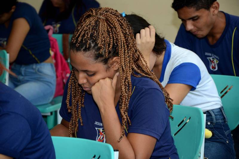 Com o propósito de elevar o índice de aprovação no ensino médio e no vestibular, os alunos da Escola Estadual Deodoro de Mendonça participaram do projeto “De olho no Enem”, uma ação do Projeto Jovens de Futuro (PJF). A primeira oficina, realizada nesta quarta-feira (18), contemplou o eixo de Ciências Humanas e suas Tecnologias. O projeto ocorre bimestralmente, até o final do ano, e vai atender 285 alunos do 3º ano do ensino médio e do técnico que estudam na escola. Idealizado pelos professores do ensino médio, o projeto realiza simulados que são somados às avaliações regulares. No primeiro momento, os alunos fazem o simulado referente à área de conhecimento seguindo o formato do Exame Nacional do Ensino Médio (Enem) e, no segundo momento, ocorre a correção comentada da prova no auditório da escola.
FOTO: FERNANDO NOBRE / ASCOM SEDUC
DATA: 18.04.2018
BELÉM - PARÁ <div class='credito_fotos'>Foto: FERNANDO NOBRE/ASCOM SEDUC | <a href='/midias/2018/originais/6b8189a1-4fde-4a24-9522-f965ae73d6d1.jpg' download><i class='fa-solid fa-download'></i> Download</a></div>