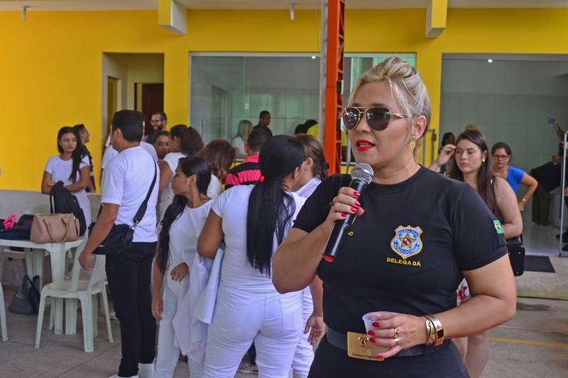 Operações policiais, cumprimento de medidas e rondas táticas são algumas das ações dos órgãos de Segurança Pública facilmente percebidas pela população. Mas, além das ações de repressão, a Secretaria de Estado de Segurança Pública e Defesa Social (Segup) atua com medidas de prevenção a criminalidade, a violência e ao uso de drogas. Nesta sexta-feira, 6, moradores do Benguí, em Belém, participaram da ação ‘Prevenção é Segurança’ realizada no espaço Tia Anísia, no próprio bairro. A ação busca aproximar a população dos órgãos de segurança, mostrar que existem trabalhos de prevenção e repressão, além de oferecer serviços, como a emissão de 300 carteiras de identidade, emissão de carteira do SUS, testes rápidos, vacinação, apresentações das bandas da Polícia Militar e Corpo de Bombeiros, ações culturais, entre outros. Na foto, a diretora da Diprev, delegada Sílvia Rego.
FOTO: ELIELSON MODESTO / ASCOM SEGUP
DATA: 06.04.2018
BELÉM - PARÁ <div class='credito_fotos'>Foto: Elielson Modesto / Ascom Segup | <a href='/midias/2018/originais/6b87151d-f4bd-4c3c-ab98-539893ae0a26.jpg' download><i class='fa-solid fa-download'></i> Download</a></div>