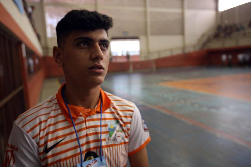 “Sonho em entrar em um avião pela primeira vez e representar meu município em uma competição fora do Estado” A declaração é de Pablo Araújo, 16 anos (foto). Aluno da Escola Estadual Professor Galvão, no município de Augusto Corrêa, ele se preparava para entrar em quadra na manhã desta quarta-feira (20).

FOTO: SIDNEY OLIVEIRA / AG. PARÁ
DATA: 20.06.2018
BELÉM - PARÁ <div class='credito_fotos'>Foto: Sidney Oliveira/Ag. Pará   |   <a href='/midias/2018/originais/6b8887a8-d0e8-4935-b92e-d7739a24681b.jpg' download><i class='fa-solid fa-download'></i> Download</a></div>
