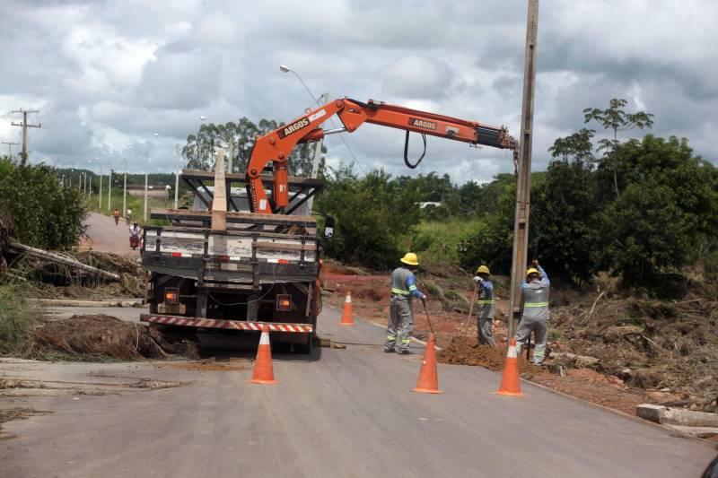Passados dois dias da enxurrada que destruiu casas e obrigou pessoas a saírem de seus locais de moradia em Paragominas, Governo do Estado e Prefeitura continuam os trabalhos para atender as famílias afetadas, reconstruir o que ficou destruído e restabelecer a situação de normalidade no município. Desde a manhã da última quinta-feira (12), equipes da Defesa Civil intensificam as ações nos bairros atingidos.
FOTO: SIDNEY OLIVEIRA / AG. PARÁ
DATA: 14.04.2018
PARAGOMINAS - PARÁ <div class='credito_fotos'>Foto: Sidney Oliveira/Ag. Pará | <a href='/midias/2018/originais/6b960686-f72a-4dd2-aa2c-9ecb0c70fe0a.jpg' download><i class='fa-solid fa-download'></i> Download</a></div>