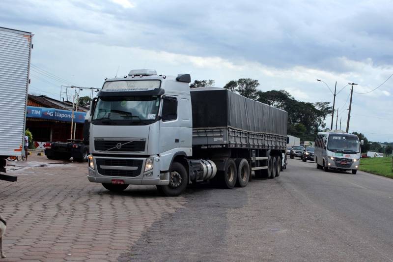 Vinte pontos que estavam interditados nas rodovias estaduais devido à greve dos caminhoneiros foram liberados. O sistema de segurança pública informa que em oito horas de operação e negociação com os grevistas chegou a um acordo para o desbloqueio. A estimativa é de que 5 mil caminhões retornaram às suas rotinas ainda durante a noite de quarta-feira, 30. Um dos pontos mais críticos para a descentralização dos manifestantes foi no KM 25 da BR 316, próximo à entrada da ilha de Mosqueiro. Somente lá, cerca de 500 caminhões deixaram o local de interdição.
FOTO: ASCOM SEGUP
DATA: 31.05.2018
BELÉM - PARÁ <div class='credito_fotos'>Foto: Ascom Segup | <a href='/midias/2018/originais/6b976747-449c-4fe5-8172-cebf56a22e0f.jpg' download><i class='fa-solid fa-download'></i> Download</a></div>