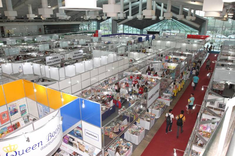 Quarto dia da  XXII Feira Pan-Amazônica do Livro, no Hangar Centro de Convenções da Amazônia, em Belém. 

 FOTO: CRISTINO MARTINS / AG. PARÁ 
DATA: 03.06.2018 
BELÉM - PARÁ <div class='credito_fotos'>Foto: Cristino Martins/Ag. Pará   |   <a href='/midias/2018/originais/6ba4a7bd-1387-495b-ac35-6807b2a17cbb.jpg' download><i class='fa-solid fa-download'></i> Download</a></div>