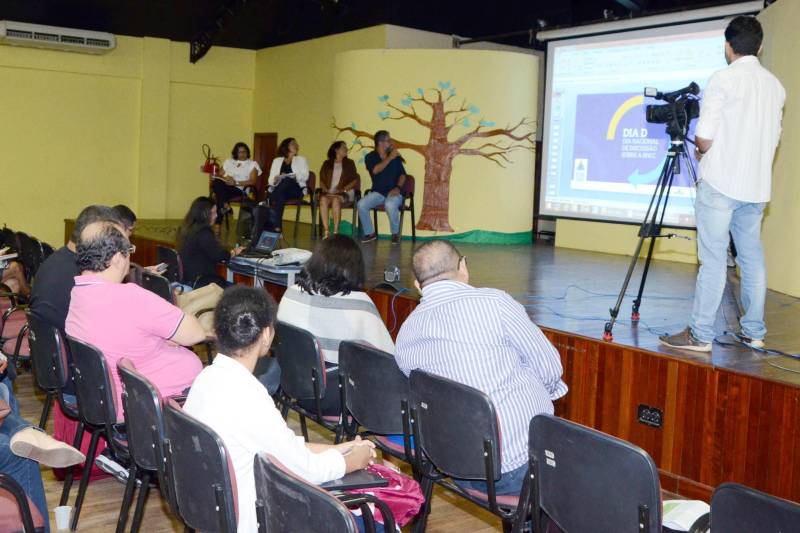 Técnicos e gestores de Unidades Seduc na Escola (USEs) e Unidades Regionais de Educação (UREs), além de diretores e professores de escolas de todo o Pará, participaram na manhã desta terça-feira (06), no auditório da Escola Estadual de Educação Tecnológica Anísio Teixeira, em Belém, do dia nacional de mobilização em torno da Base Nacional Comum Curricular (BNCC) da educação infantil e do ensino fundamental. A data, marcada como o “Dia D de Discussão da BNCC” - documento que define os conhecimentos essenciais que todos os alunos da educação básica têm o direito de aprender -, foi instituída pelo Ministério da Educação (MEC), Conselho Nacional de Secretários de Educação (Consed), União Nacional de Dirigentes Municipais de Educação (Undime) e secretarias estaduais e municipais de Educação, para debater a estrutura e as competências do texto, homologado pelo MEC em dezembro do ano passado. Para a diretora de Ensino Infantil e Fundamental da Seduc, Marizete Martins, o “Dia D” representa apenas o início de uma mobilização que deverá reverberar o ano inteiro nas escolas estaduais e dos municípios, para que em 2019 as redes de ensino de ensino público do Estado e dos municípios possam contar com currículos escolares adaptados às novas exigências da BNCC. “A partir de hoje, todas as nossas escolas deverão desenvolver eventos e momentos semelhantes a esse, para que possamos, no ano que vem, implementar efetivamente a BNCC. Para isso, a Seduc estará à disposição das escolas, para ajudar no que for necessário”, informou Marizete Martins.
FOTO: RAI PONTES / ASCOM SEDUC
DATA: 06.03.2018
BELÉM - PARÁ <div class='credito_fotos'>Foto: Rai Pontes/Ascom Seduc | <a href='/midias/2018/originais/6ba67406-b138-4f23-9b2c-5e7bd360348f.jpg' download><i class='fa-solid fa-download'></i> Download</a></div>