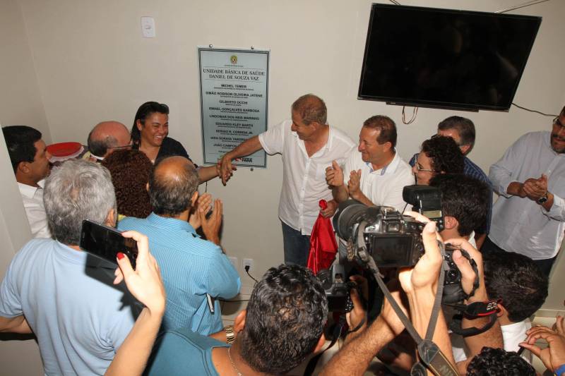 O município de Jacundá, no sudeste paraense, recebeu nesta sexta-feira (6) importantes investimentos em segurança e infraestrutura. O Governo do Estado repassou para o policiamento do município 5 viaturas e 2 veículos para o reforço das ações Departamento de Trânsito do Estado (Detran). Foi entregue ainda a ordem de serviço para a pavimentação asfáltica de cinco quilômetros de vias, na ordem de R$ 3 milhões. A cerimônia foi no salão paroquial da Igreja de Nossa Senhora do Perpetuo Socorro, conduzida pela secretária de Municípios Sustentáveis, Izabela Jatene, que representou o governador Simão Jatene, e contou com a participação de representantes de parlamentares, lideranças comunitárias, entre outras autoridades municipais. Na foto, inauguração Unidade Básica de Saúde de Jacundá.
FOTO: CRISTINO MARTINS / AG. PARÁ
DATA: 06.07.2018
JACUNDÁ - PARÁ <div class='credito_fotos'>Foto: Cristino Martins/Ag. Pará | <a href='/midias/2018/originais/6ba6f71b-6104-4de1-8dee-35564c3597d1.jpg' download><i class='fa-solid fa-download'></i> Download</a></div>