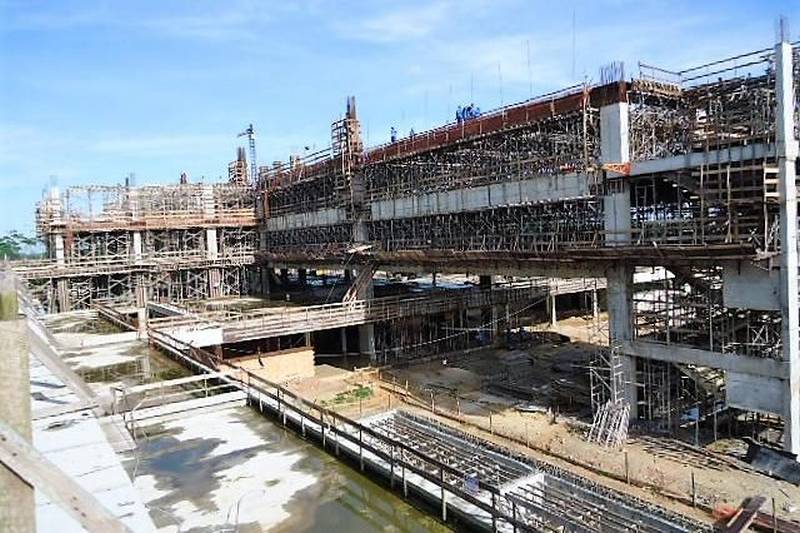 Um passo importante para expandir a rede pública de saúde do estado. As obras de construção de dois novos hospitais no nordeste do Pará já estão em estágio avançado. Ambos serão referência em atendimento na região: o Hospital Regional de Castanhal (foto) e o Hospital Materno-infantil de Capanema.
FOTO: ASCOM SEDOP
DATA: 26.04.2018
CASTANHAL - PARÁ <div class='credito_fotos'>Foto: Ascom Sedop | <a href='/midias/2018/originais/6ba76fc6-8318-458c-a222-a2b4dbcf417f.jpg' download><i class='fa-solid fa-download'></i> Download</a></div>
