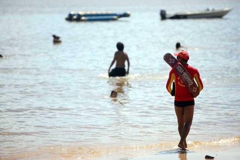 O segundo final de semana das férias escolares foi marcado pela tranquilidade no distrito de Mosqueiro (foto). Uma das 86 localidades do Estado que recebe atenção especial durante a Operação Verão 2018. As ações começaram na sexta-feira (29) e vão até o dia 31 de julho, com a participação de mais de 8 mil agentes de segurança pública. Uma das novidades deste ano é o funcionamento dos Centros de Comando Integrado, com a participação de órgãos estaduais e municipais, sob a coordenação da Secretaria de Estado de Segurança Pública e Defesa Social ( Segup). O espaço é identificado com placas em quatro idiomas para auxiliar as pessoas em casos de furtos ou acidentes.
FOTO: MARCELO LELIS / AG. PARÁ
DATA: 08.07.2018
MOSQUEIRO - PARÁ <div class='credito_fotos'>Foto: Marcelo Lelis / Ag. Pará | <a href='/midias/2018/originais/6bad8495-15f9-4d50-87e7-633b14198d3d.jpg' download><i class='fa-solid fa-download'></i> Download</a></div>
