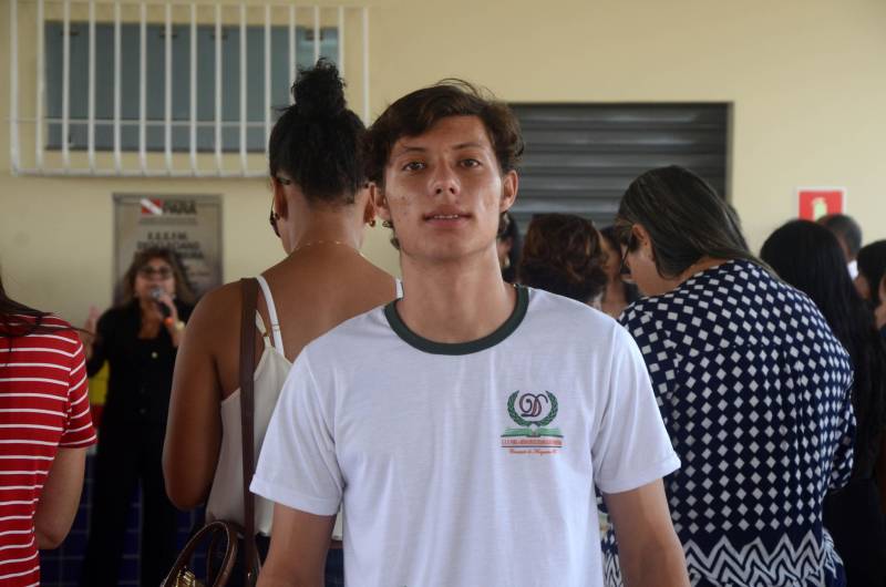 O ano letivo de 2019 no município de Conceição da Araguaia, no sudeste do Pará, vai contar com uma escola reestruturada de Ensino Médio. É a “Professora Deocleciano Alves Moreira”, na avenida Carajás Sá, S/N, no bairro São Luís II. A unidade de ensino passou por obras de reforma e ampliação. A secretária de Estado de Educação, Ana Claudia Serruya Hage, participou da entrega dos serviços, nesta quinta-feira (27). A obra na escola teve financiamento do Banco Interamericano de Desenvolvimento (BID), em um investimento de R$ 5.811.204,58. O projeto faz parte do Programa de Melhoria da Qualidade e Expansão da Cobertura da Educação Básica do Estado do Pará, preconizado pela Seduc no Pacto pela Educação. Na foto, o aluno Marcus Vinícius, do 3º ano do Ensino Médio.

FOTO: FERNANDO NOBRE / ASCOM SEDUC
DATA: 27.12.2018
CONCEIÇÃO DO ARAGUAIA - PARÁ <div class='credito_fotos'>Foto: FERNANDO NOBRE/ASCOM SEDUC   |   <a href='/midias/2018/originais/6bb12a7c-d2b6-4623-852f-5e713575c197.jpg' download><i class='fa-solid fa-download'></i> Download</a></div>