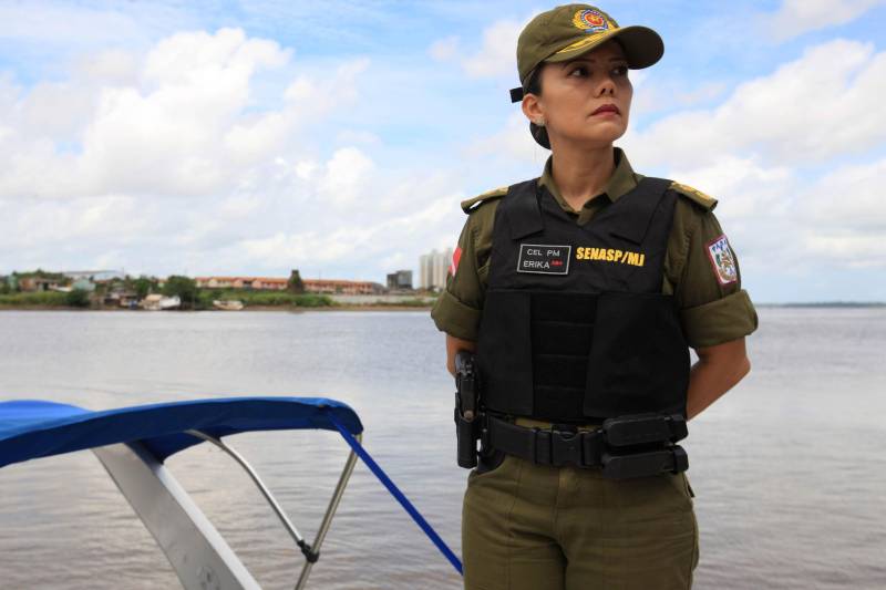 “Ser mulher é o primeiro desafio”. É assim que Erika Pereira (foto), a primeira mulher à frente do Comando de Policiamento da Capital II, descreve a sensação de fazer parte de uma corporação predominantemente formada por homens. A coronel é uma das cerca de 1.600 mulheres que atuam hoje na Polícia Militar (PM). Aos 41 anos, depois de 24 deles na PM, ela não se sente sozinha nessa missão e na ambição de ocupar cargos de liderança. 

FOTO: MÁCIO FERREIRA / AG. PARÁ
DATA: 27.05.2018
BELÉM - PARÁ <div class='credito_fotos'>Foto: MÁCIO FERREIRA/ AG. PARÁ   |   <a href='/midias/2018/originais/6bb13ef8-e18f-487f-a8eb-3e6add33973b.jpg' download><i class='fa-solid fa-download'></i> Download</a></div>