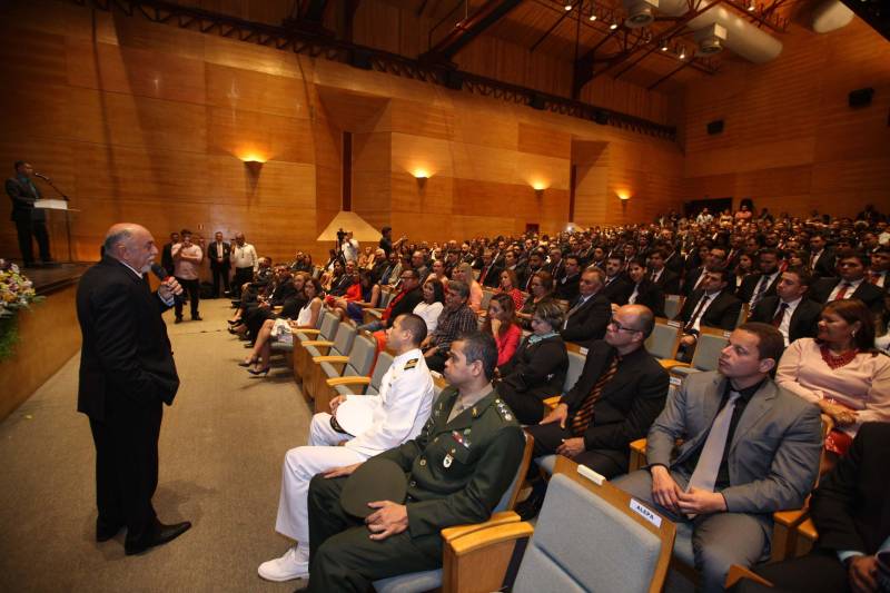 O Pará vai voltar a ter um delegado de polícia para cada município. A posse de 149 novos delegados da Polícia Civil, que aconteceu nesta segunda-feira (26) no Teatro Maria Sylvia Nunes, na Estação das Docas, vai garantir, com sobras, a cobertura completa dos 144 municípios do estado. Aprovados em concurso público, os novos delegados concluíram o curso de Formação da Polícia Civil do Pará no dia 15 deste mês. O curso foi o primeiro do Brasil a incluir sete disciplinas inéditas: Oratória, Atuação Policial frente aos Grupos Vulneráveis, Relacionamento com a Imprensa e Mídias Sociais, Abordagem Psicopatológica do Crime e da Violência, Investigação Financeira no Enfrentamento ao Crime de Lavagem de dinheiro, Noções Básicas de Enfrentamento às Fraudes Veiculares e Linguagem Brasileira de Sinais. O concurso aprovou ainda 300 investigadores, 180 escrivães e 20 papiloscopistas. Os novos policiais civis passaram por quatro meses de formação técnica e profissional na Acadepol. Com a nomeação, o próximo passo será a lotação dos novos servidores públicos nas unidades de Polícia Civil do estado, quando eles saberão em qual região do Pará trabalharão inicialmente.
FOTO: SYDNEY OLIVEIRA / AG. PARÁ
DATA: 26.02.2018
BELÉM - PARÁ <div class='credito_fotos'>Foto: Sidney Oliveira/Ag. Pará | <a href='/midias/2018/originais/6bc61020-9207-4b77-9814-cedf13da6596.jpg' download><i class='fa-solid fa-download'></i> Download</a></div>