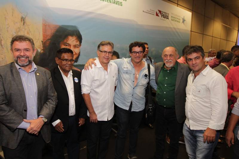 O primeiro dia do Fórum Permanente de Prefeitas e Prefeitos dos Municípios Sustentáveis contou com a participação de 85 prefeitos , 17 vices e 21 secretários municipais dos 141 municípios manifestaram interesse em adotar as diretrizes do programa. Para o governador Simão Jatene, esta grande participação simboliza a união de agentes públicos que colocaram os interesses coletivos acima dos interesses individuais para construir um estado melhor para todos. Com o tema “Gestão Compartilhada”, o evento traz as experiências e os desdobramentos das agendas governamentais que foram planejadas em parceria com as gestões municipais. Através da Secretaria Extraordinária de Municípios Sustentáveis (Semsu) Governo do Pará, por meio da Semsu, investe na capacitação dos municípios para a promoção de uma gestão fiscal eficiente. Para Izabela Jatene, este primeiro dia serviu para sinalizar o quanto os gestores estão preocupados com o equilíbrio da questão fiscal dos municípios e em desenvolver uma governança compartilhada para desenvolver seus municípios.
FOTO: CRISTINO MARTINS / AG. PARÁ
DATA: 07.02.2018
BELÉM - PARÁ <div class='credito_fotos'>Foto: Cristino Martins/Ag. Pará | <a href='/midias/2018/originais/6bc8dfea-df33-4ed7-830f-425c012970fe.jpg' download><i class='fa-solid fa-download'></i> Download</a></div>
