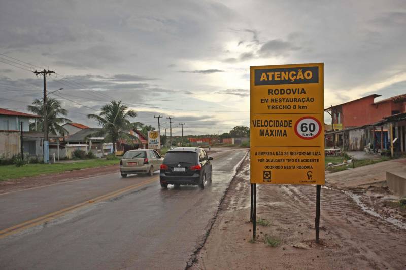 O motorista Ademir Silva, 53 anos, é condutor de ônibus no perímetro Salinópolis/Atalaia, no nordeste do estado. Ele comenta que sempre testemunhou os congestionamentos “quilométricos” que se formam nos períodos de férias na rodovia PA-444 (Estrada do Atalaia), que liga o município a sua mais frequentada praia. Agora, Ademir comemora o trabalho de duplicação da rodovia, que alcançou 80% das obras de drenagem. O prazo máximo para a conclusão das obras de restauração e duplicação da PA-444, que ligam a PA-124 e a sede do município a Praia do Atalaia, é o mês de janeiro de 2019. O custo do investimento é de R$ 17.897.41,08. “Sem dúvida vai melhorar em 70% o trânsito, já que andar por aqui, nos feriados, é uma briga constante”, comenta. Além da duplicação da rodovia, o projeto prevê a criação de um canteiro central, ciclovia iluminada nos dois sentidos da pista e diversas travessias para pedestres com semáforos temporizados, trazendo beleza, conforto e segurança à população em geral.
FOTO: IGOR BRANDÃO / AG. PARÁ
DATA: 19.04.2018
SALINÓPOLIS - PARÁ <div class='credito_fotos'>Foto: IGOR BRANDÃO / AG. PARÁ | <a href='/midias/2018/originais/6bcb179c-8d6b-4eec-b36f-2d9c04dbb32c.jpg' download><i class='fa-solid fa-download'></i> Download</a></div>