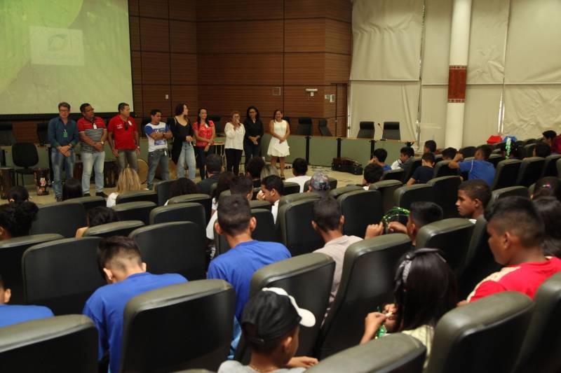 A culminância do Projeto Direitos Humanos em Cena e do Programa Trabalho Justiça e Cidadania (TJC), desenvolvidos com alunos da rede pública de ensino de Belém, ocorreu na manhã desta terça-feira (20). As ações são realizadas pelo Governo do Pará, por meio da Secretaria de Estado de Justiça e Diretos Humanos (Sejudh)/Coordenadoria de Enfrentamento ao Tráfico de Pessoas e ao Trabalho Escravo, em parceria com o Tribunal de Justiça do Pará e Associação dos Magistrados da Justiça do Trabalho (Amatra 8).
FOTO: WAGNER ALMEIDA / ASCOM SEJUDH
DATA: 20.11.2018
BELÉM - PARÁ
<div class='credito_fotos'>Foto: Wagner Almeida/ Ascom Sejudh | <a href='/midias/2018/originais/6bdcf661-7803-4bb2-a92a-fa07ffe5c4dc.jpg' download><i class='fa-solid fa-download'></i> Download</a></div>