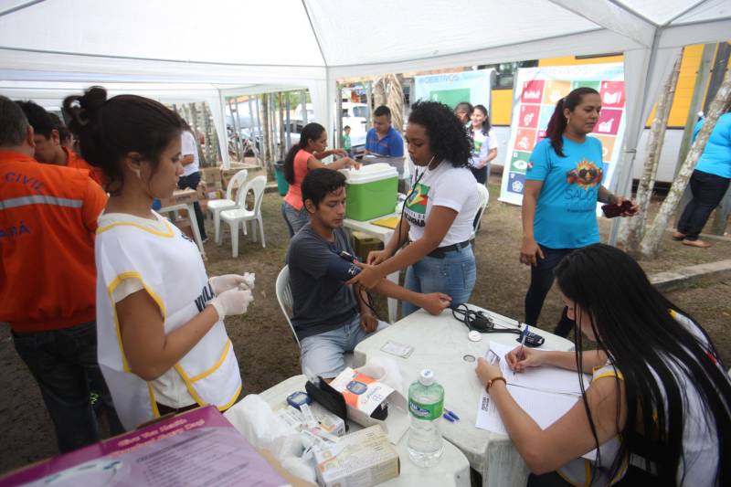 Aos 22 anos, Cláudio Cardoso está desempregado e procura um trabalho para sustentar o filho. Neste domingo (11) ele aproveitou a presença da Caravana Pro Paz no município de Barcarena, distante 15 quilômetros da capital, para retirar seus documentos e até aproveitou para cortar os cabelos. Na segunda-feira (12) pretende sair em busca de um emprego. Ele é um dos mil beneficiados pelos atendimentos feitos na cidade pela Caravana Pro Paz, uma ação do Governo do Pará, que busca garantir o acesso da população mais carente a serviços de atenção às necessidades básicas do cidadão, como atendimentos médicos, exames, vacinação, entre outros, com ações de mobilização em diversas regiões e municípios, a fim de fortalecer a cidadania paraense. “Os documentos e aparências são muito importantes para conseguir um trabalho, por isso estou aproveitando para fazer tudo para na segunda-feira continuar procurando emprego”, comentou Claudio. Ele está separado e quer encontrar um trabalho para sustentar o filho. A Caravana Pro Paz está iniciando os trabalhos em 2018 por Barcarena, nas comunidades de Vila Nova, Bom futuro e Burajuba afetadas pelo transbordamento de rejeitos da Hydro Alunorte, no início deste mês. Os serviços de retirada de documentos (Certidão de Nascimento, RG, Registro Social, ID Jovem), atendimento médico (pediatria, ginecologia e clínica geral), consulta jurídica, exames vacinas e cortes de cabelo foram ofertados em parceria com a Prefeitura do município.
FOTO: IGOR BRANDÃO / AG PARÁ
DATA: 11.03.2018
BARCARENA - PARÁ <div class='credito_fotos'>Foto: IGOR BRANDÃO / AG. PARÁ | <a href='/midias/2018/originais/6bdd40ca-3d02-421b-aeab-2af87f9cdc64.jpg' download><i class='fa-solid fa-download'></i> Download</a></div>