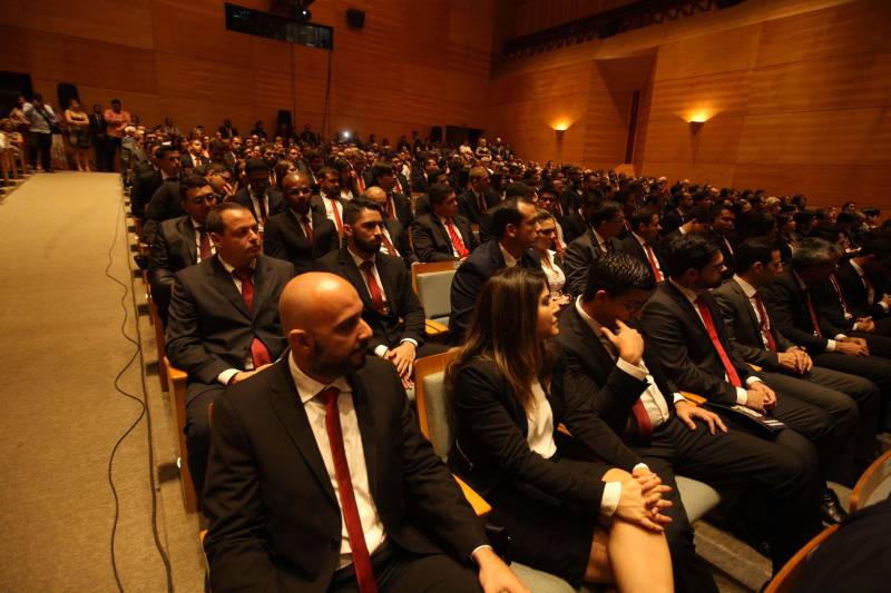 O Pará vai voltar a ter um delegado de polícia para cada município. A posse de 149 novos delegados da Polícia Civil, que aconteceu nesta segunda-feira (26) no Teatro Maria Sylvia Nunes, na Estação das Docas, vai garantir, com sobras, a cobertura completa dos 144 municípios do estado. Aprovados em concurso público, os novos delegados concluíram o curso de Formação da Polícia Civil do Pará no dia 15 deste mês. O curso foi o primeiro do Brasil a incluir sete disciplinas inéditas: Oratória, Atuação Policial frente aos Grupos Vulneráveis, Relacionamento com a Imprensa e Mídias Sociais, Abordagem Psicopatológica do Crime e da Violência, Investigação Financeira no Enfrentamento ao Crime de Lavagem de dinheiro, Noções Básicas de Enfrentamento às Fraudes Veiculares e Linguagem Brasileira de Sinais. O concurso aprovou ainda 300 investigadores, 180 escrivães e 20 papiloscopistas. Os novos policiais civis passaram por quatro meses de formação técnica e profissional na Acadepol. Com a nomeação, o próximo passo será a lotação dos novos servidores públicos nas unidades de Polícia Civil do estado, quando eles saberão em qual região do Pará trabalharão inicialmente.
FOTO: SYDNEY OLIVEIRA / AG. PARÁ
DATA: 26.02.2018
BELÉM - PARÁ <div class='credito_fotos'>Foto: Sidney Oliveira/Ag. Pará | <a href='/midias/2018/originais/6be412f0-8635-4e1a-9fc0-781f02a8bc9e.jpg' download><i class='fa-solid fa-download'></i> Download</a></div>