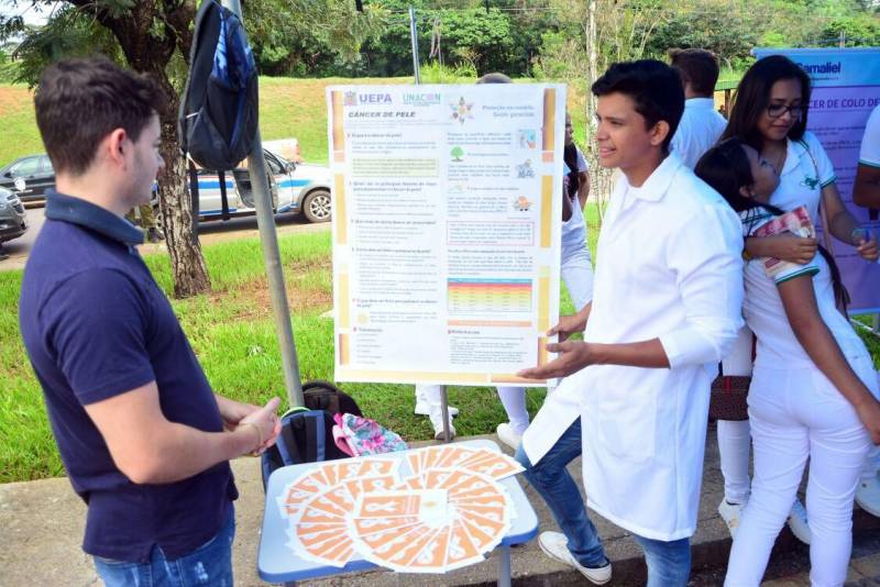 Centenas de pessoas entre colaboradores, usuários e acompanhantes participaram da ação de educação em saúde que marcou a comemoração dos dois anos de funcionamento da Unidade de Alta Complexidade em Oncologia Dr. Vitor Moutinho (Unacon), em Tucuruí, no sudeste paraense, nesta quarta-feira, 18. As atividades comemorativas contaram com a parceria da Sespa, da Prefeitura Municipal de Tucuruí, da Universidade Estadual do Pará (Uepa, foto) e Unopar, Faculdade Gamaliel, Eletronorte e do cantor regional Igor Nemo, entre outras.
FOTO: ASCOM UNACON
DATA: 18.04.2018
TUCURUÍ - PARÁ <div class='credito_fotos'>Foto: Ascom Unacon | <a href='/midias/2018/originais/6be4d272-0218-4fa1-8594-0625c93762b3.jpg' download><i class='fa-solid fa-download'></i> Download</a></div>