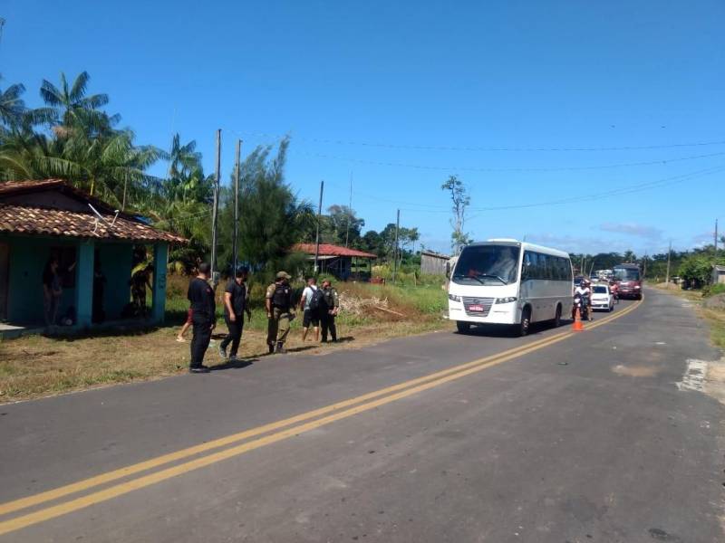 Durante as ações previstas na Operação Verão, as Polícias Civil e Militar, em conjunto com agentes de trânsito do Detran, realizaram, neste final de semana, diversas fiscalizações para prevenir ocorrências de crimes no trânsito e verificar a regularidade de veículos em tráfego nas cidades de Salvaterra e Soure, na Ilha do Marajó. Entre a noite de sexta-feira (6) e a madrugada deste domingo (8), barreiras de fiscalização foram montadas para abordar veículos em trânsito e verificar documentação. "Foram feitas revistas nas bagagens, abordagem em pessoas em atitudes suspeitas e blitzes com o Detran. No geral, tudo calmo, mas tivemos muita infração administrativa constatada pelos agentes do Detran", explica o delegado Rodrigo Amorim, titular da Superintendência da Polícia Civil na Região do Marajó Oriental, que abrange as cidades de Soure e Salvaterra, e outros quatro municípios. A maioria das infrações constatadas era quanto ao atraso no pagamento do Imposto Sobre a Propriedade de Veículos Automotores (IPVA).
FOTO: ASCOM / POLÍCIA CIVIL
DATA: 08.07.2018
SOURE - PARÁ <div class='credito_fotos'>Foto: Ascom / Polícia Civil | <a href='/midias/2018/originais/6bf1b1bd-23cf-4cbc-9cd0-05601544a9ae.jpg' download><i class='fa-solid fa-download'></i> Download</a></div>