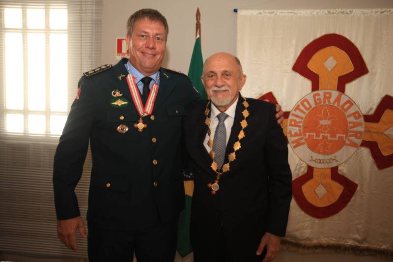 O Governo do Estado do Pará concedeu hoje 230 comendas do Mérito Grão-Pará (foto), a mais alta do Estado, a autoridades e servidores que se destacaram nos últimos oito anos de serviços prestados à população. “O ciclo que encerramos hoje não encerra nossa missão de servir ao público, porque uma vez servidores públicos, trabalhando em benefício da população, nunca mais deixamos de sê-lo, pois essa missão fica gravada em nossos corações”, disse o governador Simão Jatene aos agraciados. O governador entregou, pessoalmente, uma a uma as condecorações.  Das 230 medalhas, 14 foram no grau de Grande Oficial, 60 no grau de Comendador, 8 no grau de Oficial e 11 no grau de Cavaleiro aos servidores civis. Entre os militares, 4 receberam no grau de Comendador, 38 de Oficial e 109 no grau de Cavaleiro.

FOTO: CRISTINO MARTINS / AG. PARÁ
DATA: 31.12.2018
BELÉM - PARÁ <div class='credito_fotos'>Foto: Cristino Martins/Ag. Pará   |   <a href='/midias/2018/originais/6bf23e6c-792d-4a5e-935c-c534a1c58642.jpg' download><i class='fa-solid fa-download'></i> Download</a></div>