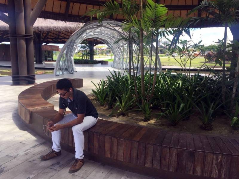 O uso de caixas de som, microfones e outros aparelhos de reprodução e ampliação sonora devem ser evitado no Parque Estadual do Utinga (Peut). A medida visa proteger os animais silvestres que vivem no espaço e que ficam assustados e estressados com o barulho excessivo. “Precisamos sempre adotar medidas de proteção da fauna e da flora aqui do Parque, porque eles são os principais moradores e usuários desse espaço. A poluição sonora assusta e afugenta os animais e, por isso, os visitantes não devem usar caixas de som ou mesmo o som dos celulares, porque já são altos o bastante para incomodar os bichos”, explica a servidora do Ideflor-bio, Letícia Freitas, responsável pelo uso público do Utinga.
FOTO: ASCOM / IDEFLOR
DATA: 14.05.2018
BELÉM - PARÁ <div class='credito_fotos'>Foto: Ascom Ideflor | <a href='/midias/2018/originais/6bf3e4ef-2417-4851-aa39-42819b3193b8.jpg' download><i class='fa-solid fa-download'></i> Download</a></div>