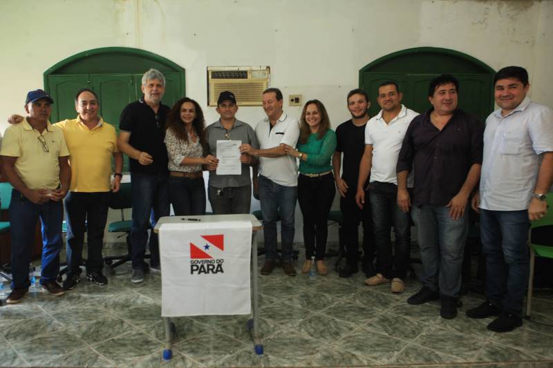 Ordens de Serviço do Programa Asfalto na Cidade também foram assinadas no município de São João da Ponta, que foi contemplado com mais 3 km de asfalto, além dos que já estão beneficiando o distrito de Deolândia. “Com certeza isso vai ajudar na questão do desenvolvimento. 

FOTO: RODOLFO OLIVEIRA / AG. PARÁ
DATA: 13.06.2018
SÃO JOÃO DA PONTA - PARÁ <div class='credito_fotos'>Foto: Rodolfo Oliveira/Ag. Pará   |   <a href='/midias/2018/originais/6bf80844-f662-4ed1-8786-b0afb5b7fdff.jpg' download><i class='fa-solid fa-download'></i> Download</a></div>