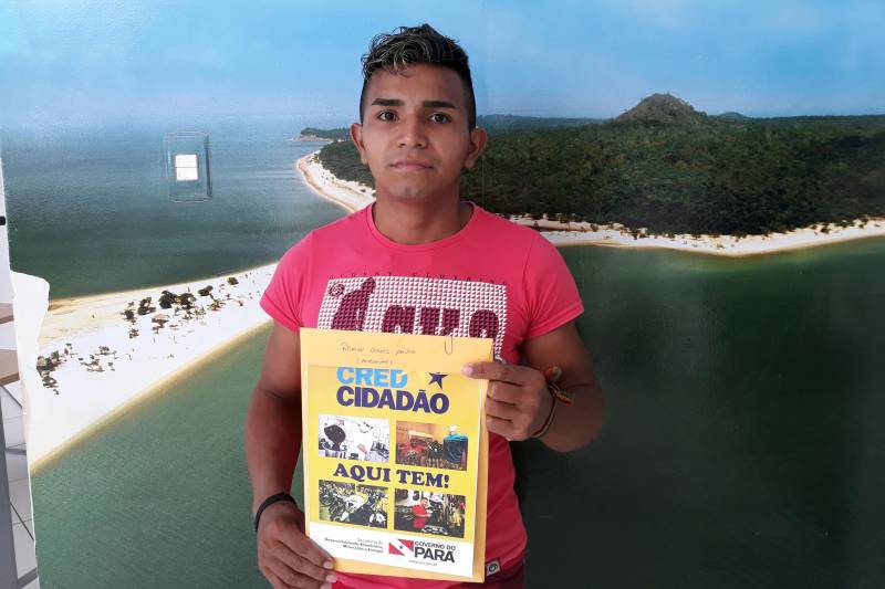 O programa CredCidadão continua na região do Baixo Amazonas. Após concretizar os sonhos de empreendedores dos municípios de Belterra e Mojuí dos Campos, agora foi a vez da entrega de microcrédito para 50 micro e pequenos empreendedores de Santarém. Na ocasião, foram liberados R$ 213.900,00 para diferentes áreas: artesanato; confecções; artigos em geral; panificação; tapeçaria; farmácia, entre outros. O programa, que faz parte das ações do Pará 2030, já contabiliza mais de 700 pessoas contempladas e quase R$ 2,5 milhões liberados no município.
FOTO: SAMUEL ALVARENGA / AG. PARÁ
DATA: 03.05.2018
SANTARÉM - PARÁ <div class='credito_fotos'>Foto: SAMUEL ALVARENGA/AG.PARÁ | <a href='/midias/2018/originais/6c0027d9-c897-4a5a-aca5-e2b2deee0d62.jpg' download><i class='fa-solid fa-download'></i> Download</a></div>